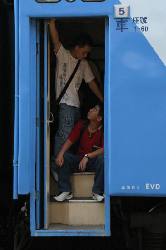 台灣鐵路旅遊攝影台中火車站月台旅客2004年攝影照片31