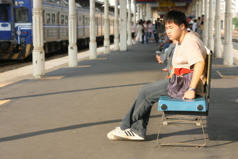 台灣鐵路旅遊攝影台中火車站月台旅客2004年攝影照片33