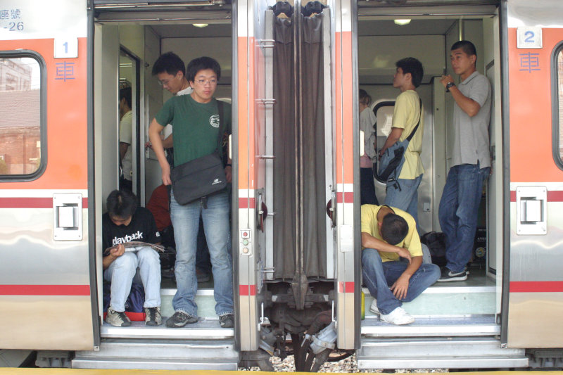 台灣鐵路旅遊攝影台中火車站月台旅客2004年攝影照片35