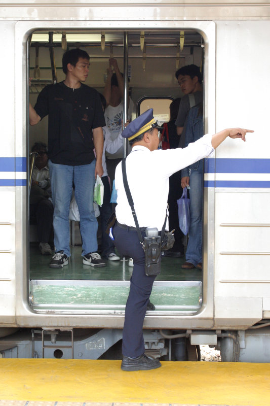 台灣鐵路旅遊攝影台中火車站月台旅客2004年攝影照片37