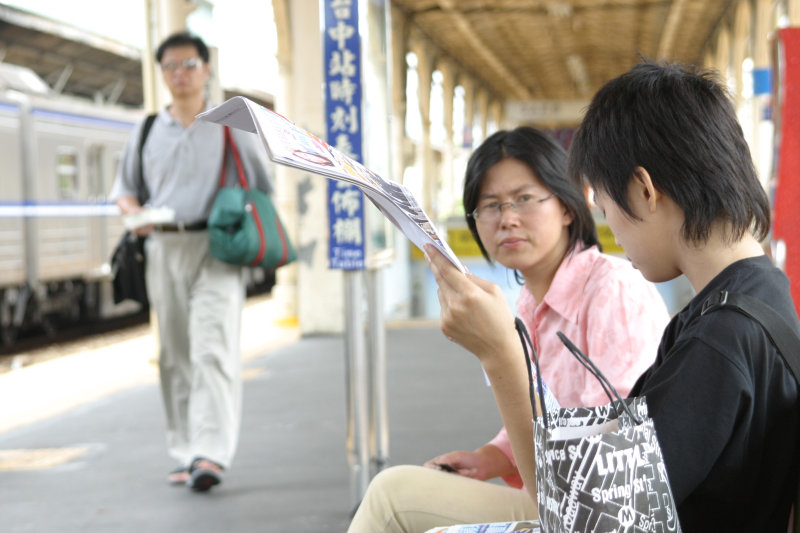 台灣鐵路旅遊攝影台中火車站月台旅客2004年攝影照片41