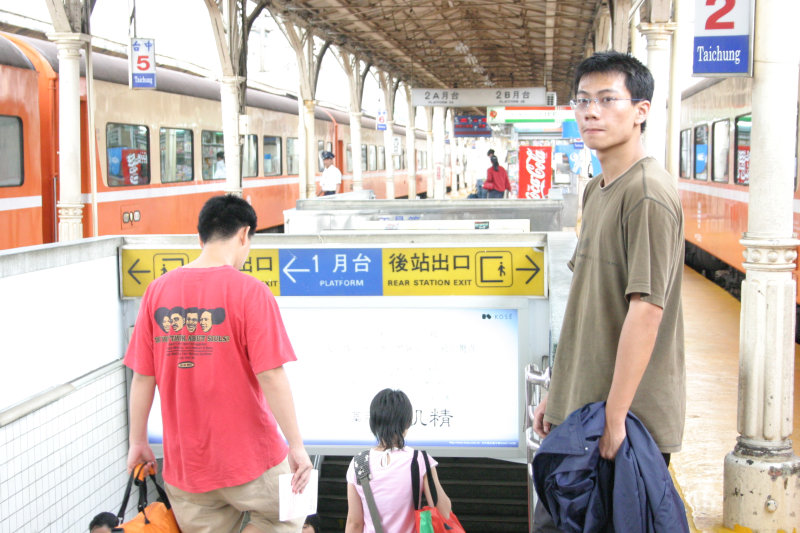 台灣鐵路旅遊攝影台中火車站月台旅客2004年攝影照片45