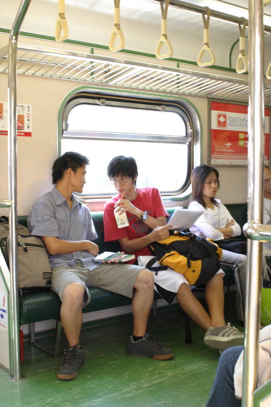 台灣鐵路旅遊攝影台中火車站月台旅客2004年攝影照片52