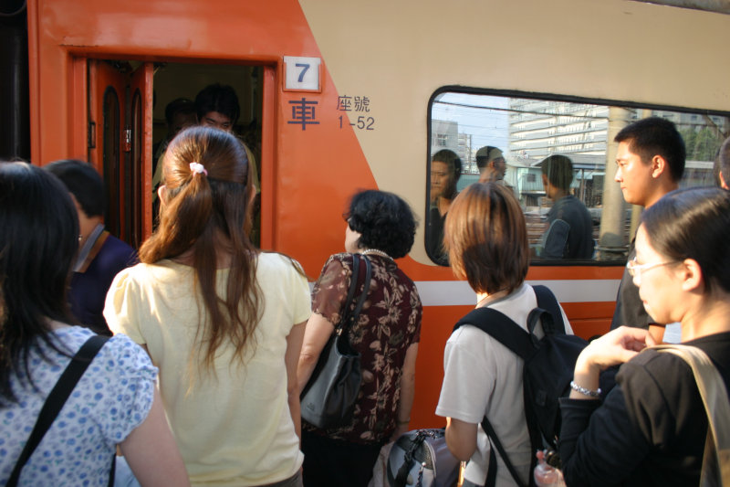 台灣鐵路旅遊攝影台中火車站月台旅客2004年攝影照片58
