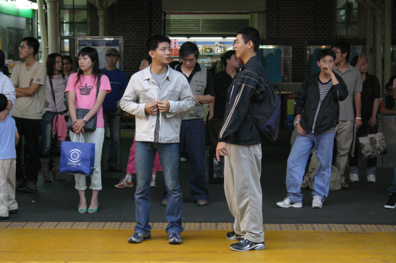 台灣鐵路旅遊攝影台中火車站月台旅客2004年攝影照片62