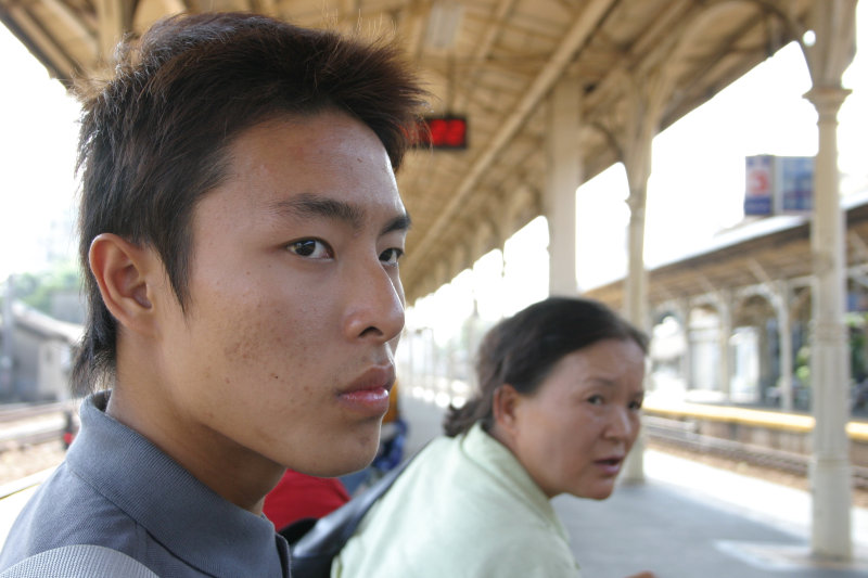 台灣鐵路旅遊攝影台中火車站月台旅客2004年攝影照片66