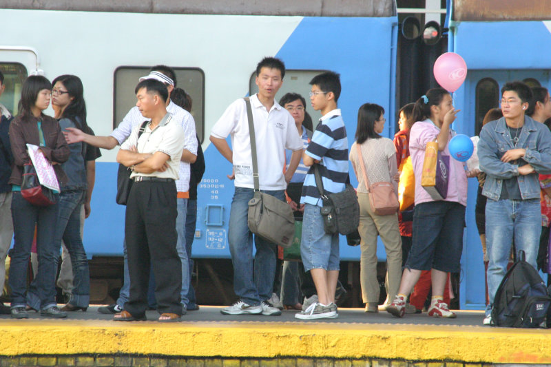 台灣鐵路旅遊攝影台中火車站月台旅客2004年攝影照片75
