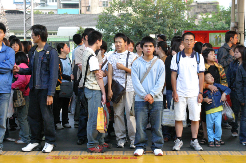 台灣鐵路旅遊攝影台中火車站月台旅客2004年攝影照片76