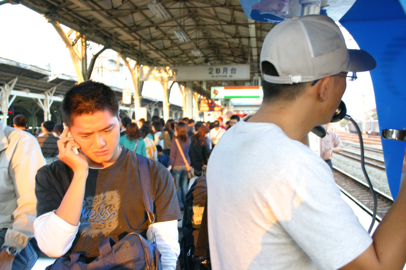 台灣鐵路旅遊攝影台中火車站月台旅客2004年攝影照片87