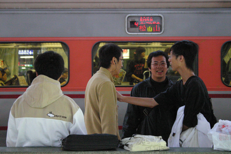 台灣鐵路旅遊攝影台中火車站月台旅客2004年攝影照片89
