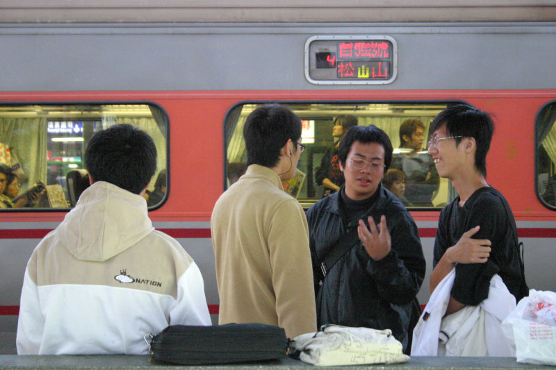 台灣鐵路旅遊攝影台中火車站月台旅客2004年攝影照片90