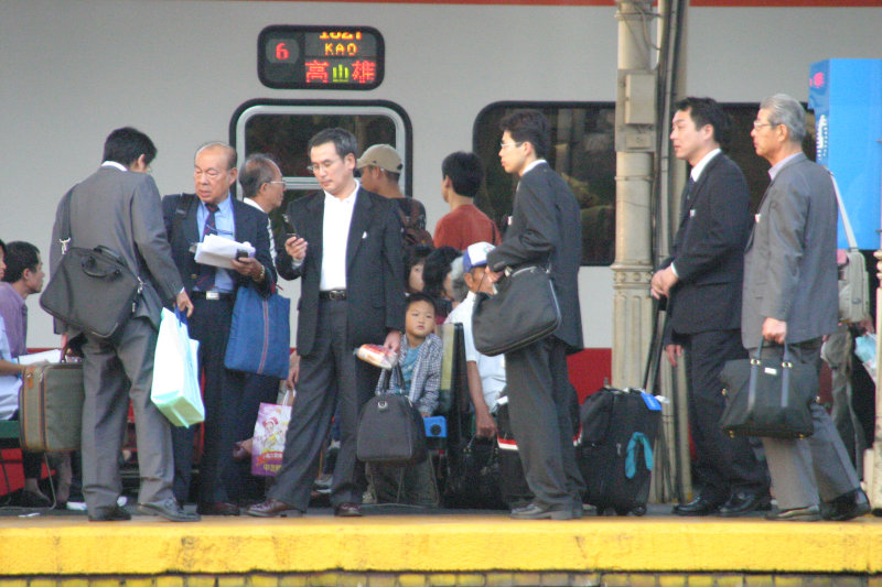 台灣鐵路旅遊攝影台中火車站月台旅客2004年攝影照片92