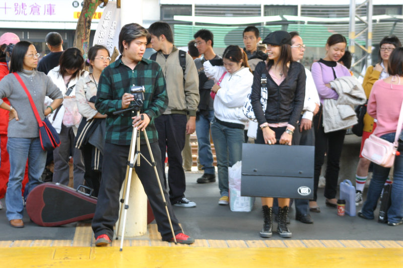 台灣鐵路旅遊攝影台中火車站月台旅客2004年攝影照片95