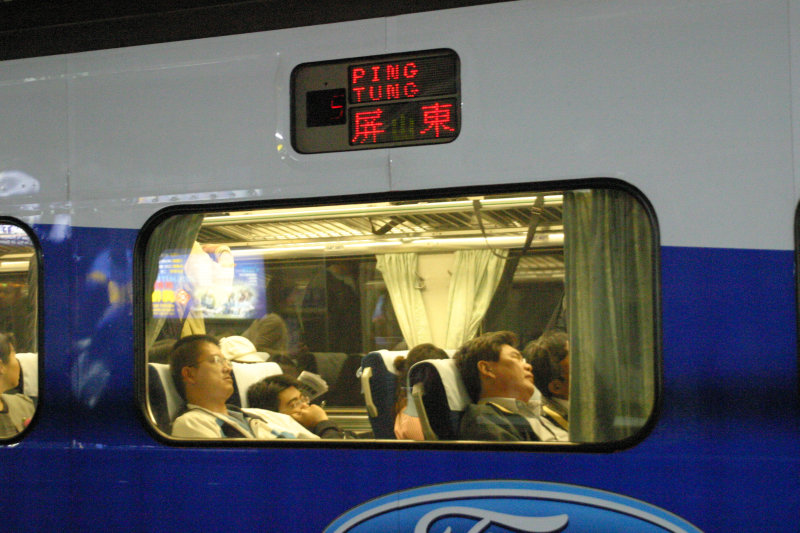 台灣鐵路旅遊攝影台中火車站月台旅客2004年攝影照片98