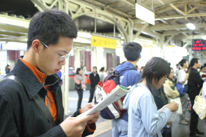 台灣鐵路旅遊攝影台中火車站月台旅客2004年攝影照片99