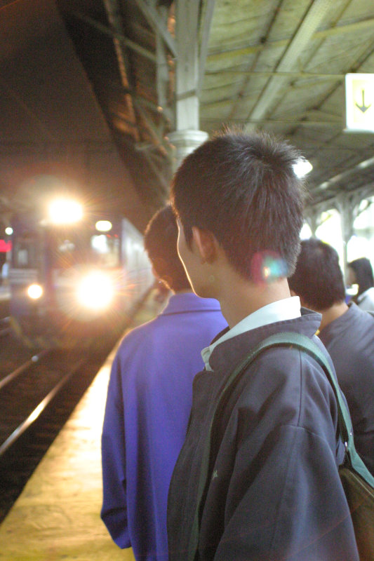 台灣鐵路旅遊攝影台中火車站月台旅客2004年攝影照片100