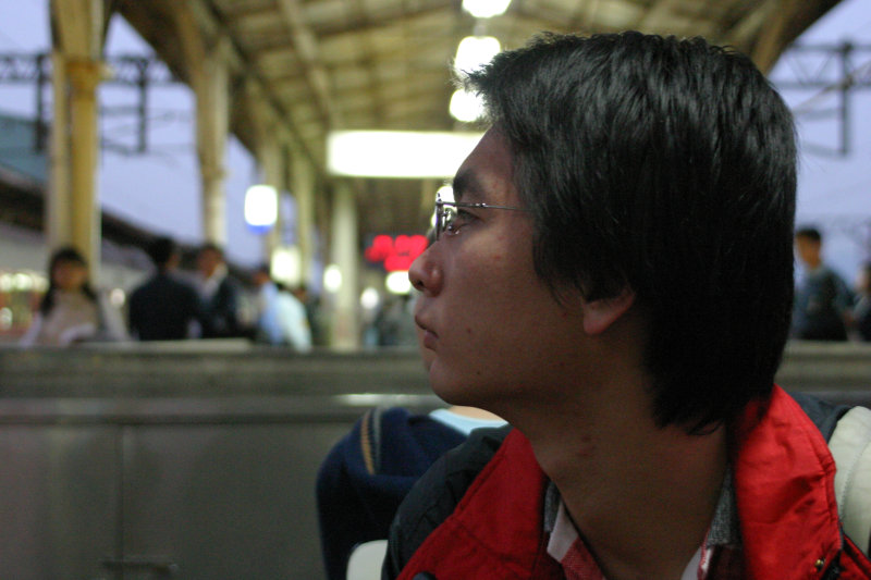 台灣鐵路旅遊攝影台中火車站月台旅客2004年攝影照片105