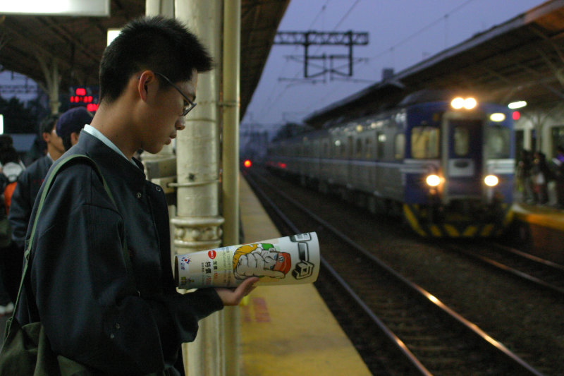 台灣鐵路旅遊攝影台中火車站月台旅客2004年攝影照片106