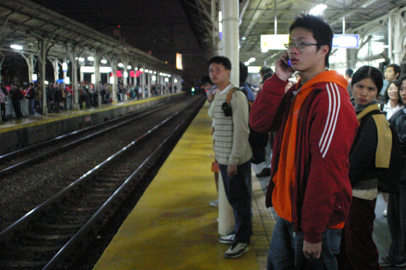 台灣鐵路旅遊攝影台中火車站月台旅客2004年攝影照片112