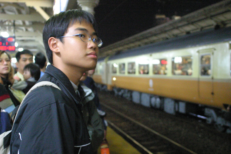 台灣鐵路旅遊攝影台中火車站月台旅客2004年攝影照片115