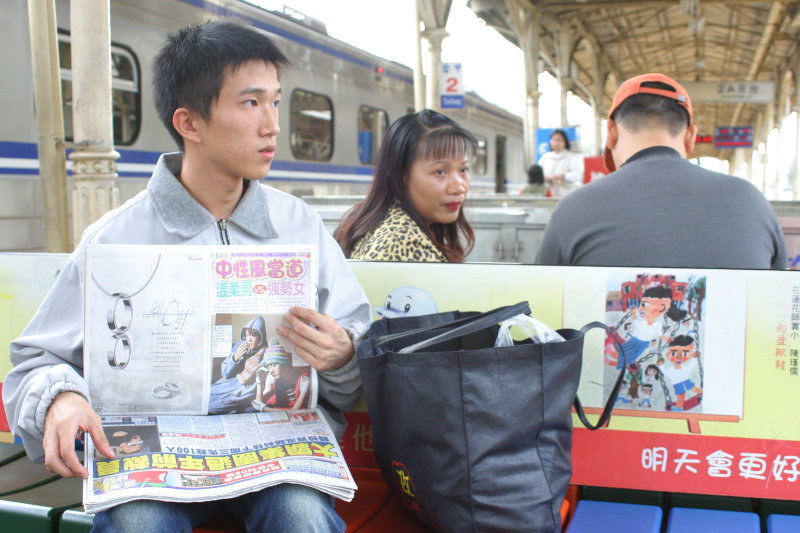 台灣鐵路旅遊攝影台中火車站月台旅客2004年攝影照片137