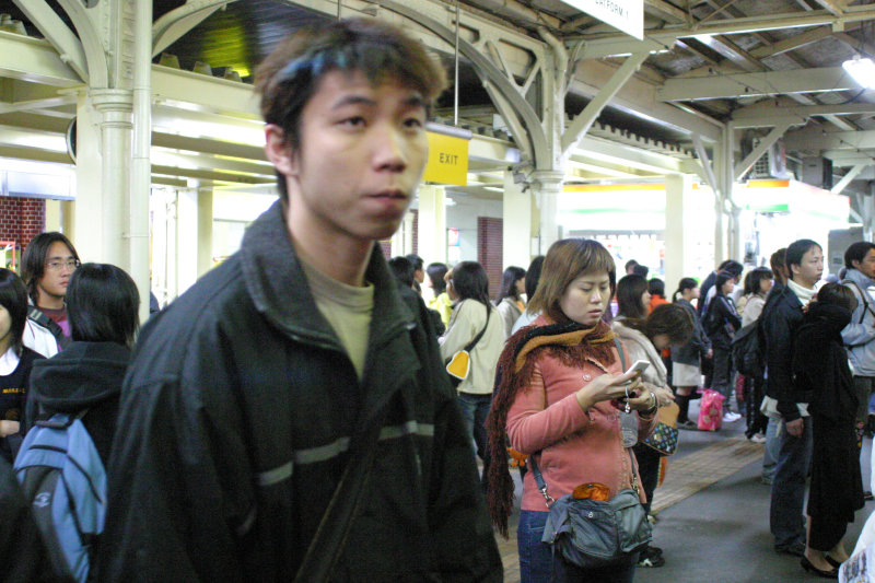 台灣鐵路旅遊攝影台中火車站月台旅客2004年攝影照片149