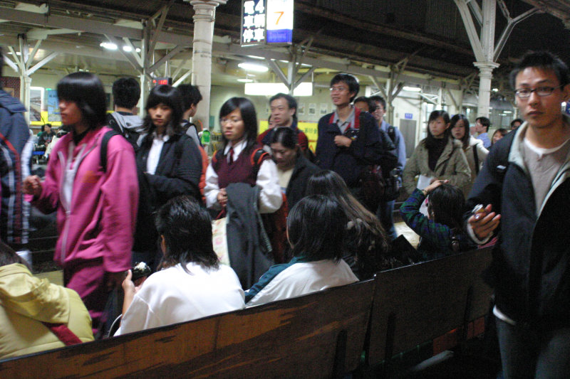 台灣鐵路旅遊攝影台中火車站月台旅客2004年攝影照片151