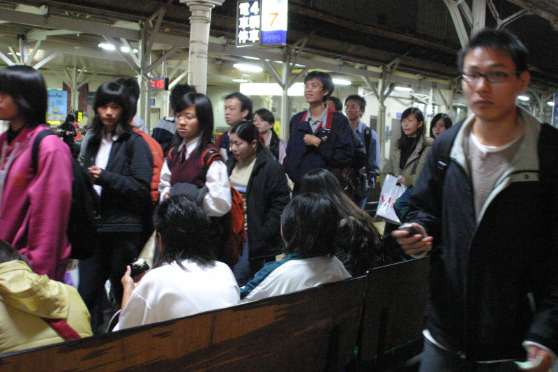台灣鐵路旅遊攝影台中火車站月台旅客2004年攝影照片152
