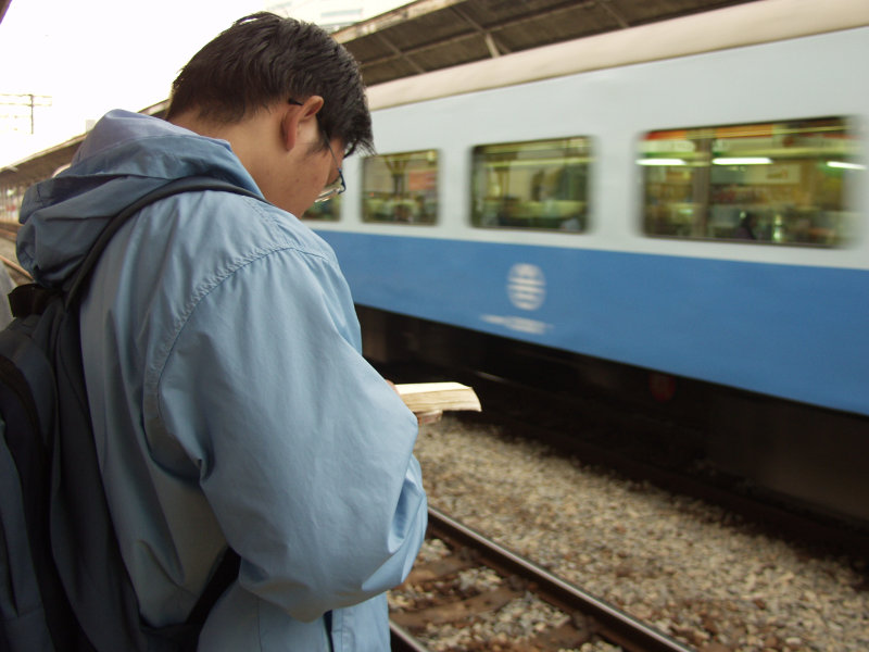 台灣鐵路旅遊攝影台中火車站月台旅客2004年攝影照片169