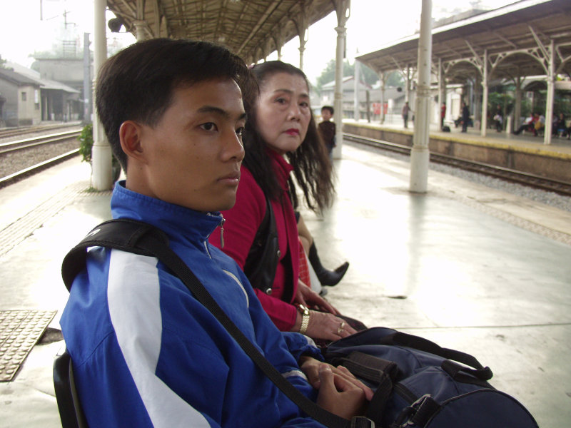 台灣鐵路旅遊攝影台中火車站月台旅客2004年攝影照片173