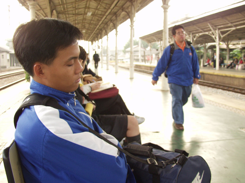 台灣鐵路旅遊攝影台中火車站月台旅客2004年攝影照片174
