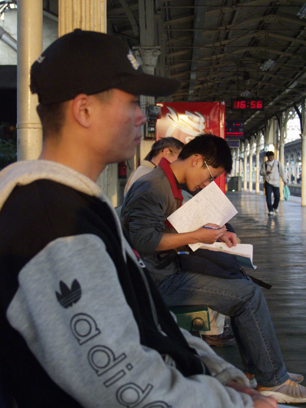 台灣鐵路旅遊攝影台中火車站月台旅客2004年攝影照片178