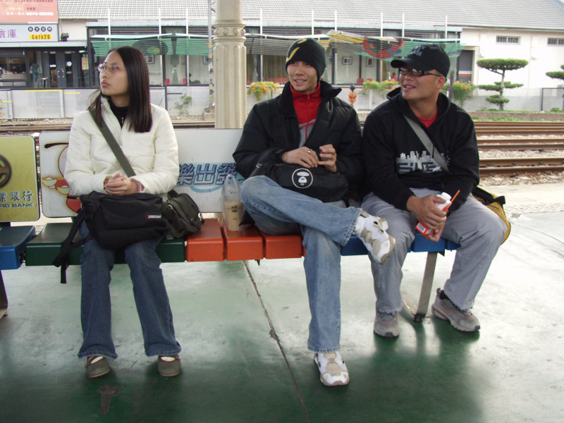 台灣鐵路旅遊攝影台中火車站月台旅客2004年攝影照片190