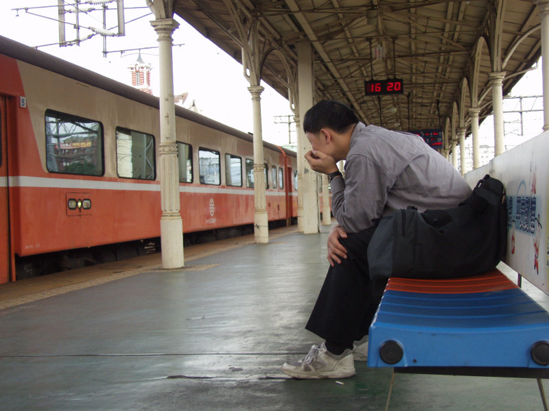 台灣鐵路旅遊攝影台中火車站月台旅客2004年攝影照片191