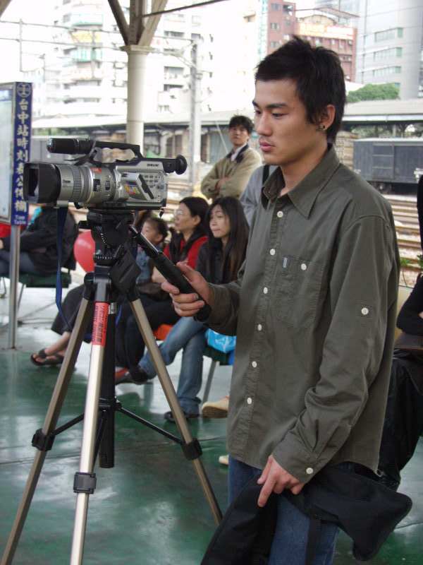 台灣鐵路旅遊攝影台中火車站月台旅客2004年攝影照片196