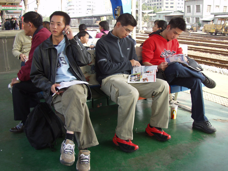 台灣鐵路旅遊攝影台中火車站月台旅客2004年攝影照片200