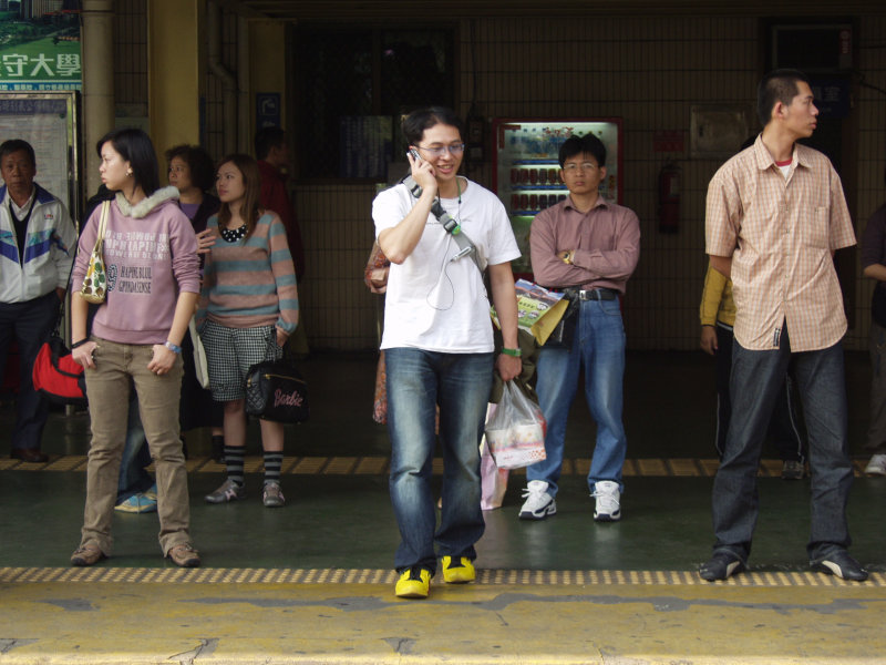 台灣鐵路旅遊攝影台中火車站月台旅客2004年攝影照片228