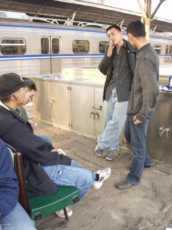 台灣鐵路旅遊攝影台中火車站月台旅客2004年攝影照片234