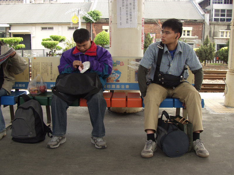 台灣鐵路旅遊攝影台中火車站月台旅客2004年攝影照片238