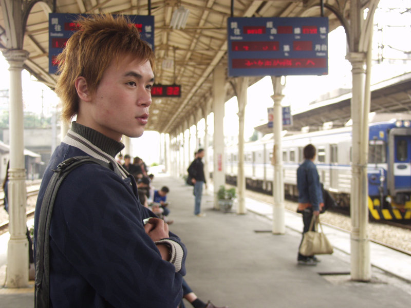 台灣鐵路旅遊攝影台中火車站月台旅客2004年攝影照片239