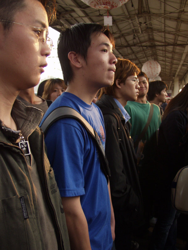 台灣鐵路旅遊攝影台中火車站月台旅客2004年攝影照片257