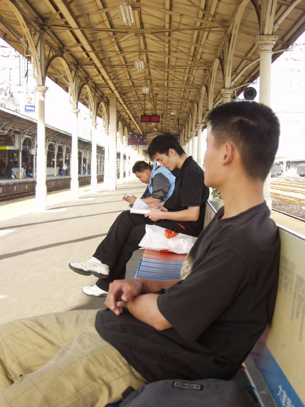 台灣鐵路旅遊攝影台中火車站月台旅客2004年攝影照片258