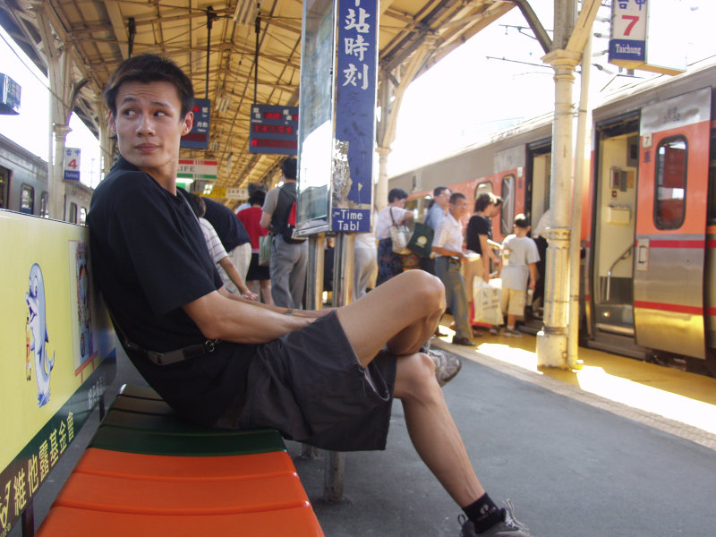台灣鐵路旅遊攝影台中火車站月台旅客2004年攝影照片282