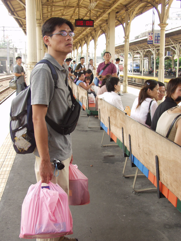 台灣鐵路旅遊攝影台中火車站月台旅客2004年攝影照片294