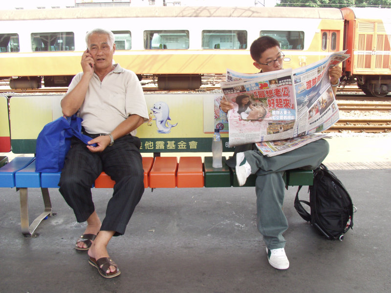 台灣鐵路旅遊攝影台中火車站月台旅客2004年攝影照片296