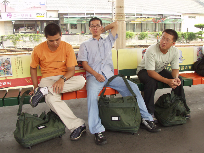 台灣鐵路旅遊攝影台中火車站月台旅客2004年攝影照片297