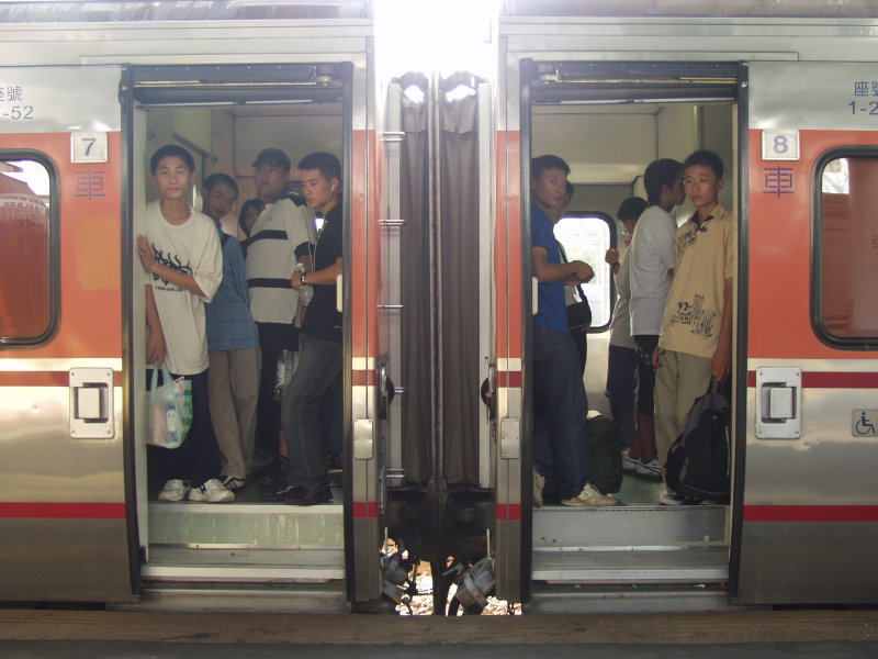 台灣鐵路旅遊攝影台中火車站月台旅客2004年攝影照片298