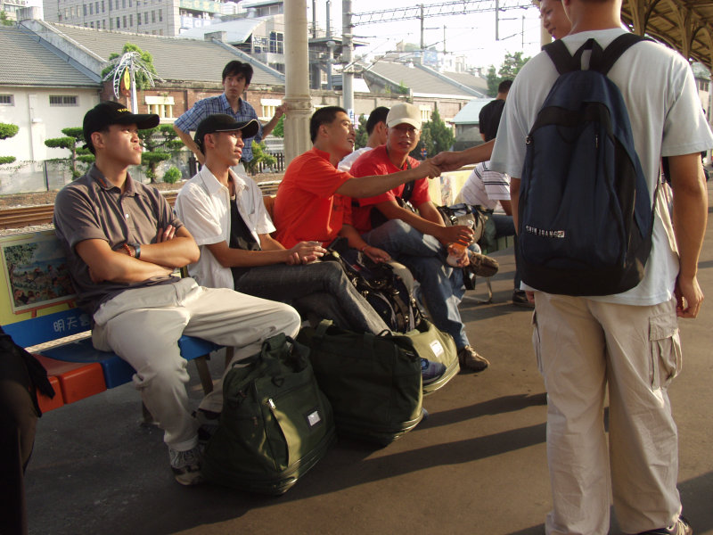 台灣鐵路旅遊攝影台中火車站月台旅客2004年攝影照片300