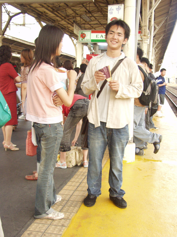 台灣鐵路旅遊攝影台中火車站月台旅客2004年攝影照片328