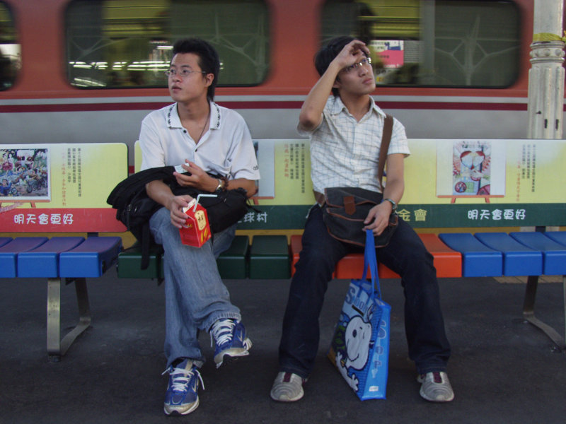台灣鐵路旅遊攝影台中火車站月台旅客2004年攝影照片356